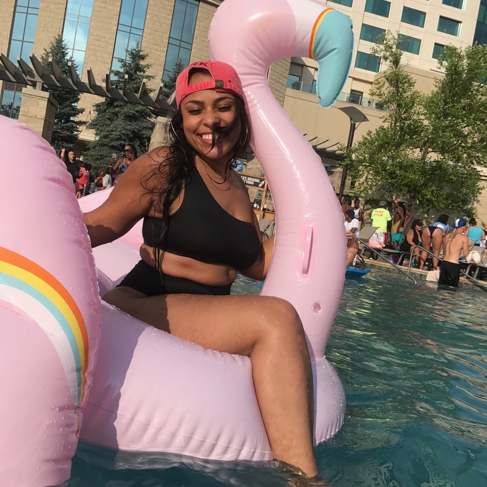 Meet your Posher, Nia